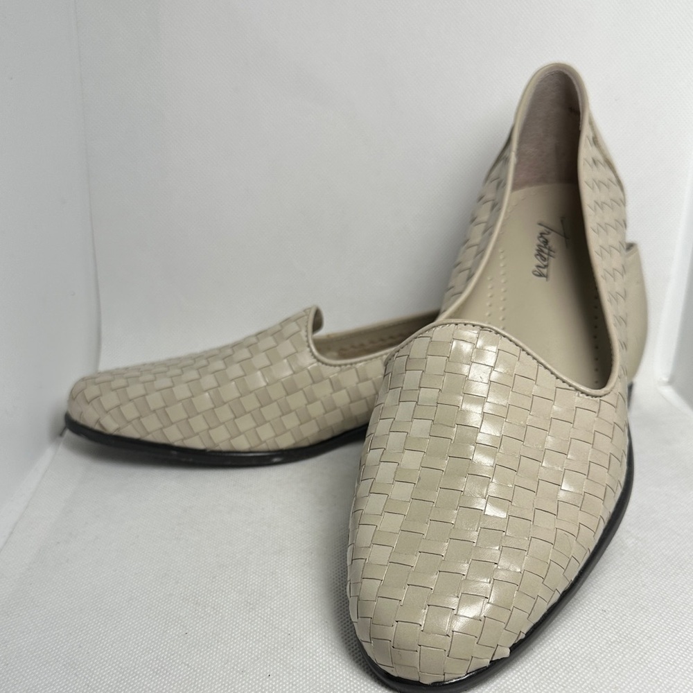 Trotters Liz Leather Woven Loafers in Bone/Cream Size 9.5 NWOT